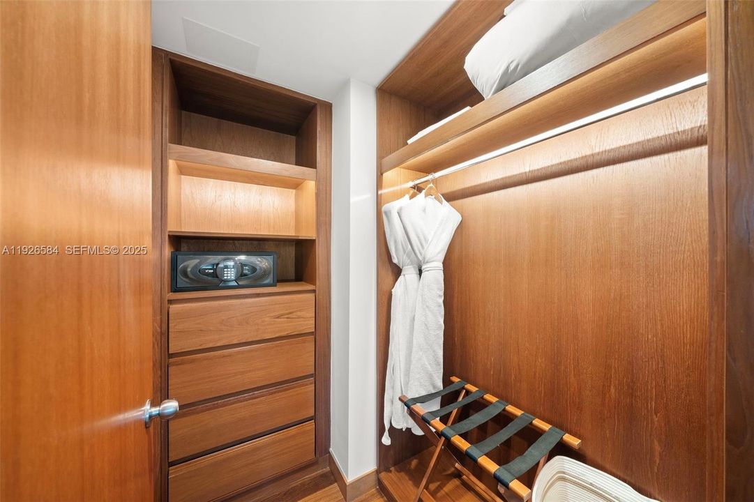 На продажу: $4,000,000 (2 спален, 2 ванн, 1213 Квадратных фут)