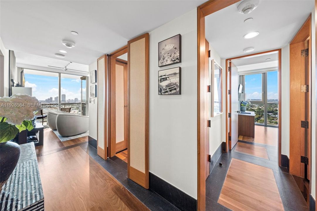 На продажу: $4,000,000 (2 спален, 2 ванн, 1213 Квадратных фут)