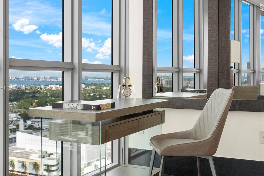 На продажу: $4,000,000 (2 спален, 2 ванн, 1213 Квадратных фут)