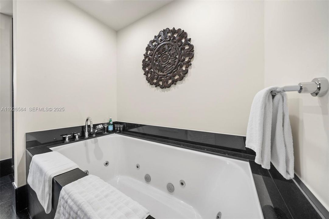 На продажу: $4,000,000 (2 спален, 2 ванн, 1213 Квадратных фут)