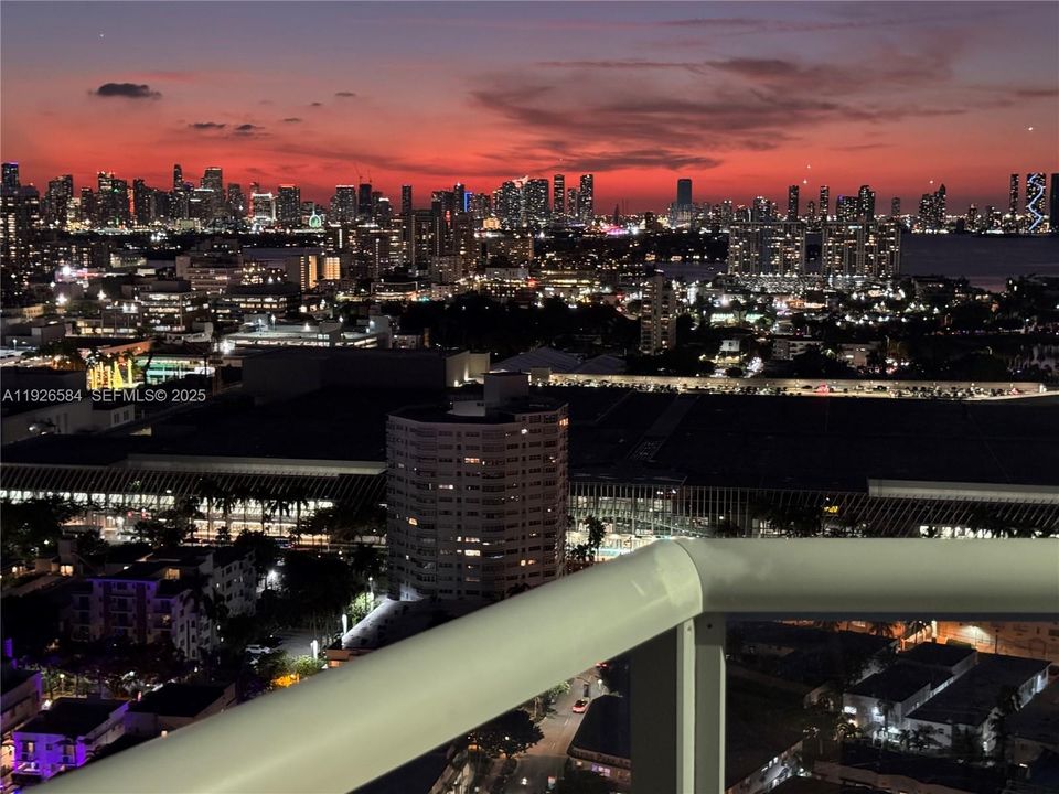 На продажу: $4,000,000 (2 спален, 2 ванн, 1213 Квадратных фут)