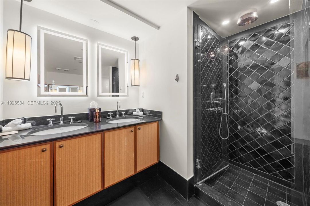 На продажу: $4,000,000 (2 спален, 2 ванн, 1213 Квадратных фут)