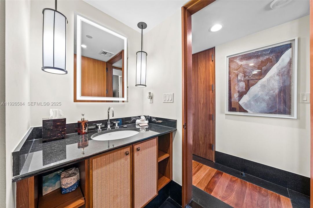 На продажу: $4,000,000 (2 спален, 2 ванн, 1213 Квадратных фут)