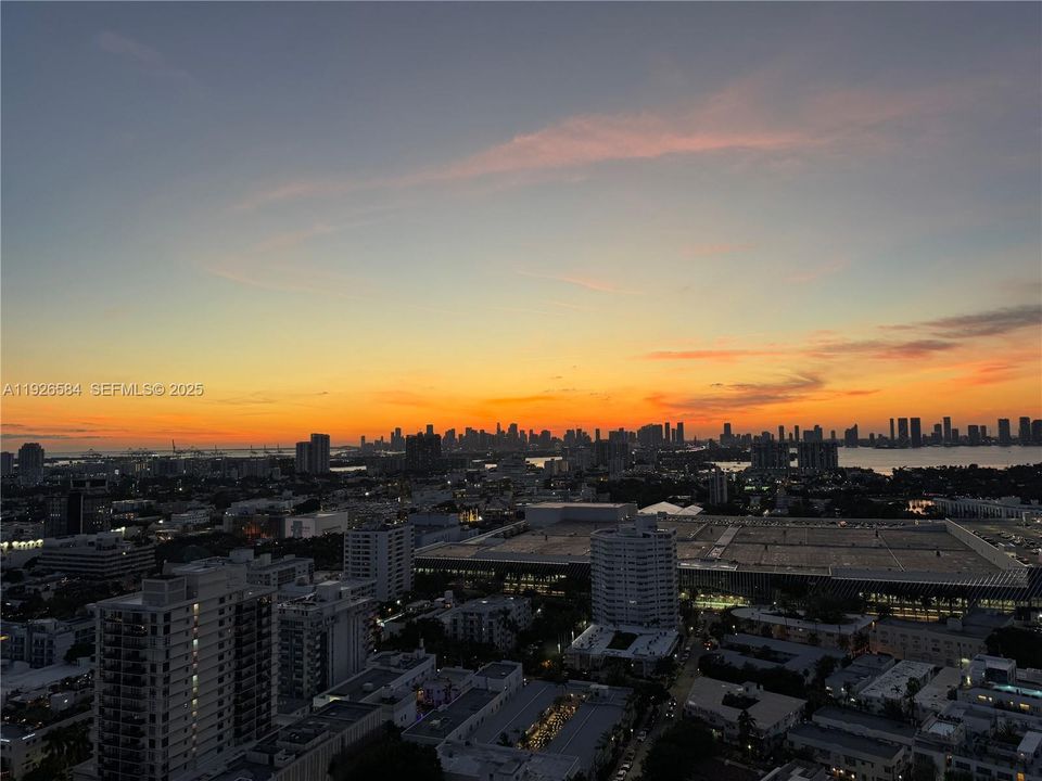 На продажу: $4,000,000 (2 спален, 2 ванн, 1213 Квадратных фут)