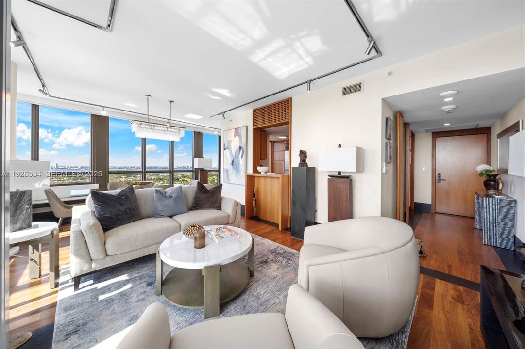 На продажу: $4,000,000 (2 спален, 2 ванн, 1213 Квадратных фут)