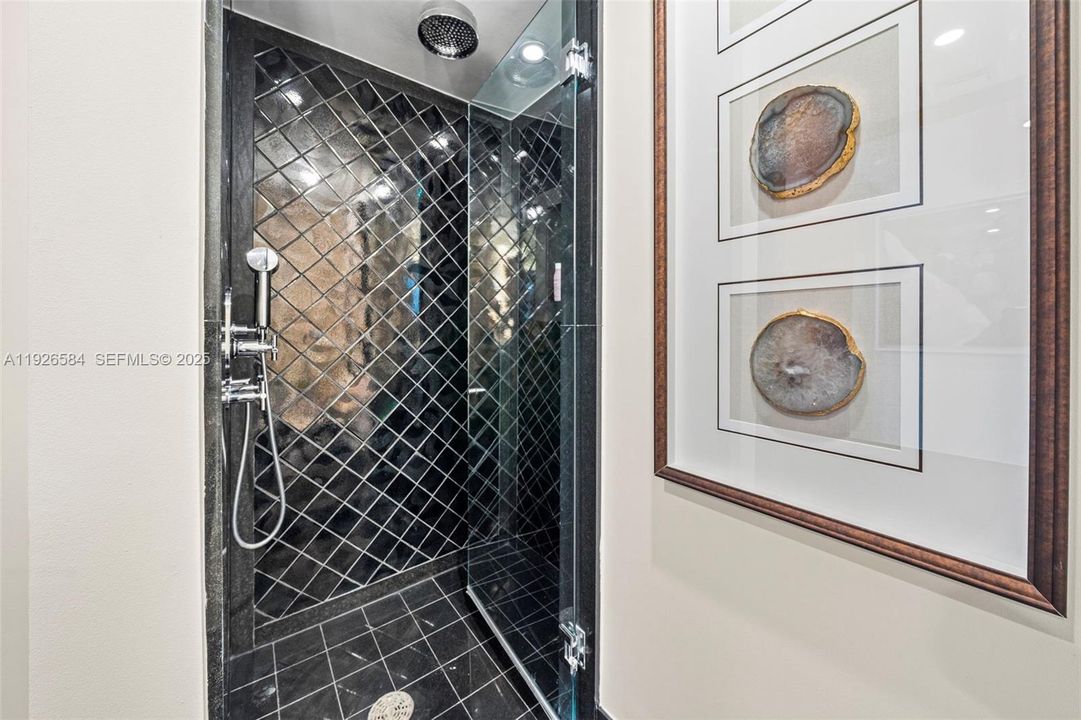 На продажу: $4,000,000 (2 спален, 2 ванн, 1213 Квадратных фут)