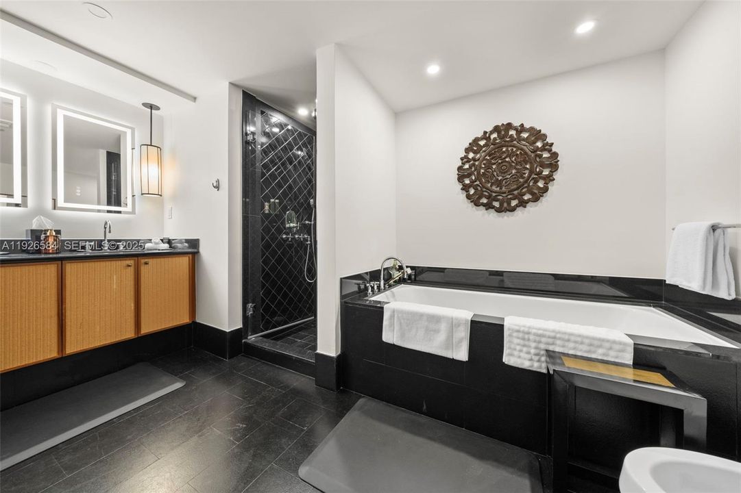 На продажу: $4,000,000 (2 спален, 2 ванн, 1213 Квадратных фут)