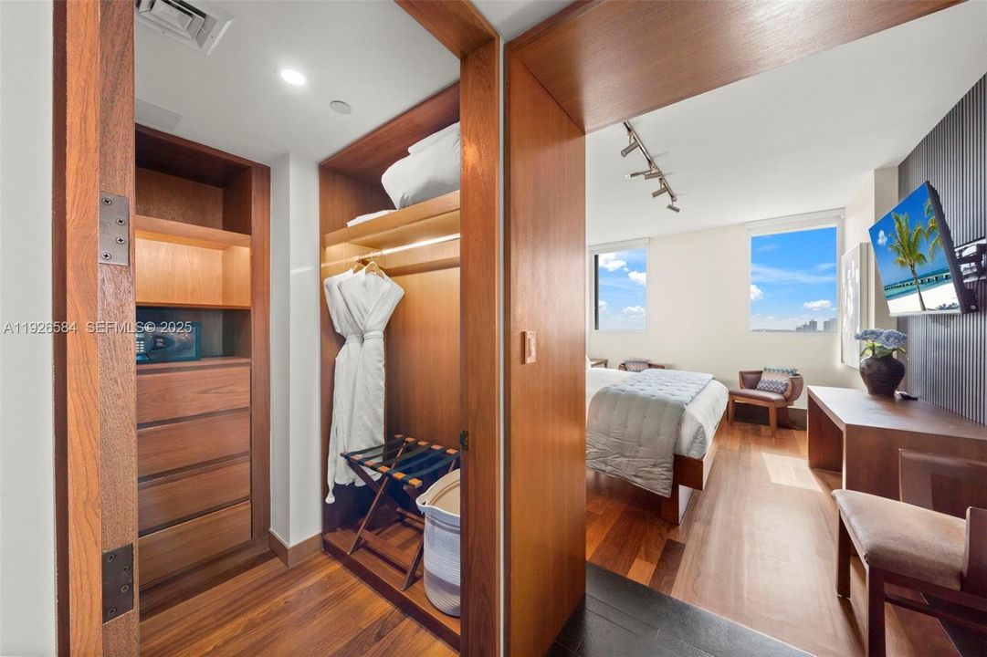 На продажу: $4,000,000 (2 спален, 2 ванн, 1213 Квадратных фут)