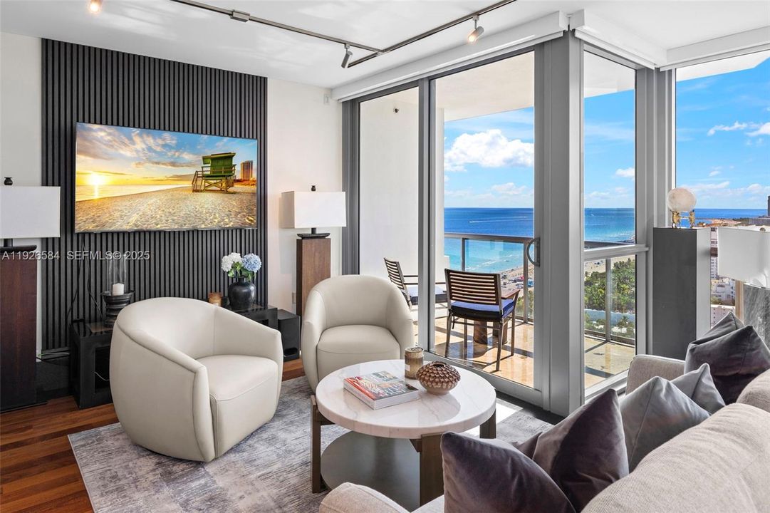 На продажу: $4,000,000 (2 спален, 2 ванн, 1213 Квадратных фут)