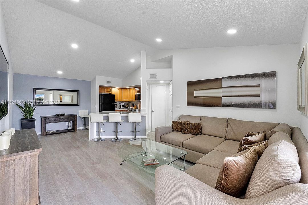 В аренду: $2,400 (2 спален, 2 ванн, 1065 Квадратных фут)