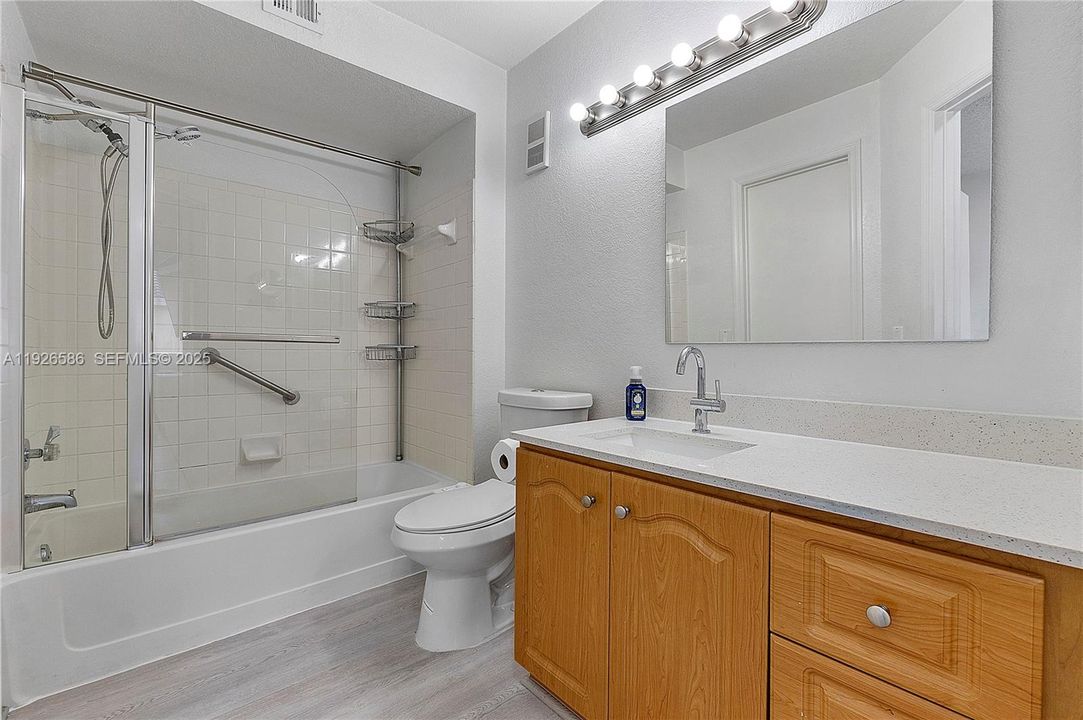 В аренду: $2,400 (2 спален, 2 ванн, 1065 Квадратных фут)