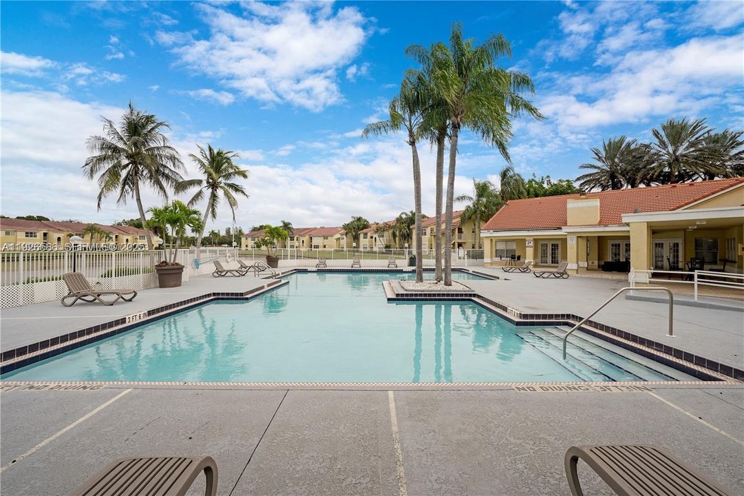 В аренду: $2,400 (2 спален, 2 ванн, 1065 Квадратных фут)