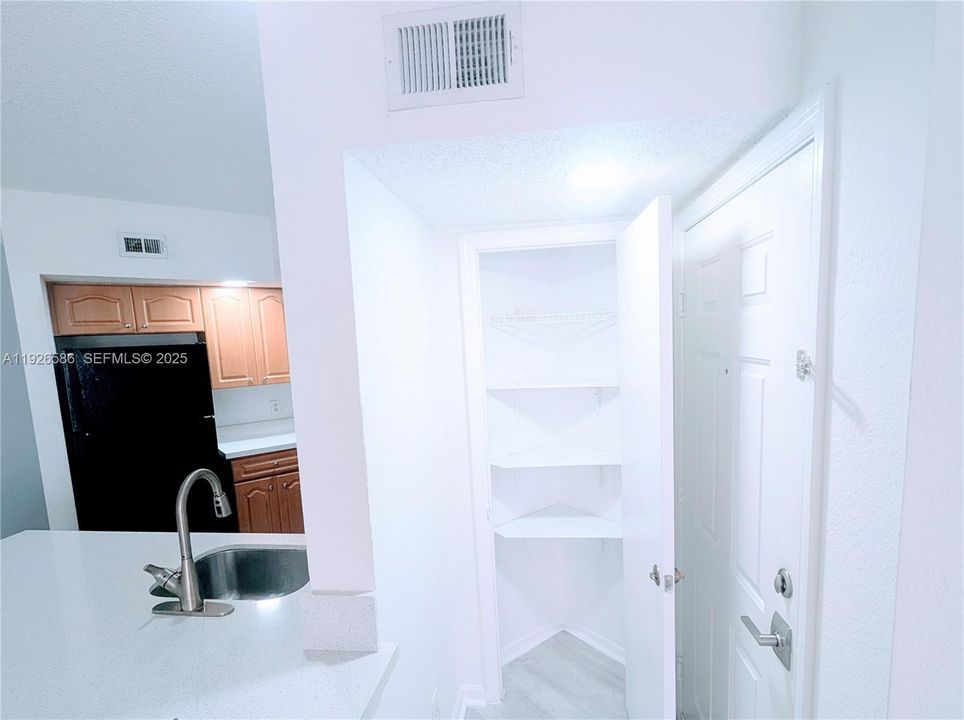 В аренду: $2,400 (2 спален, 2 ванн, 1065 Квадратных фут)