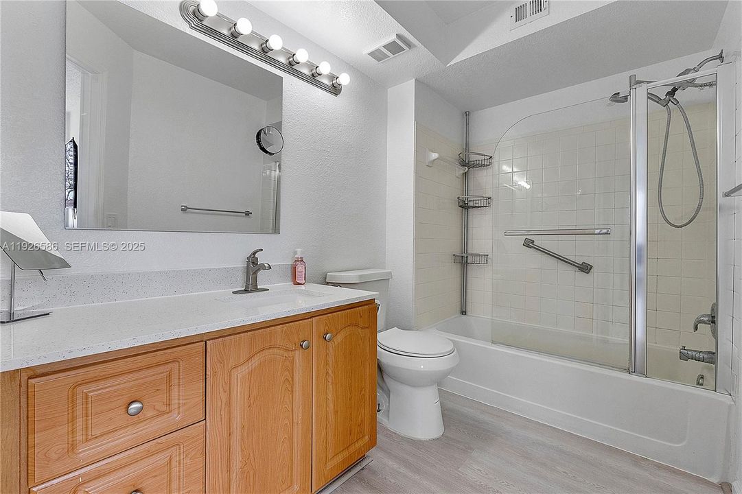 В аренду: $2,400 (2 спален, 2 ванн, 1065 Квадратных фут)