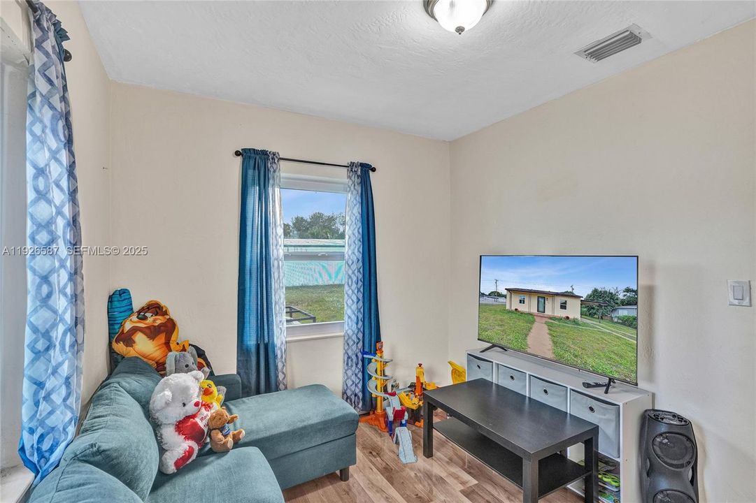 В аренду: $2,600 (2 спален, 1 ванн, 800 Квадратных фут)