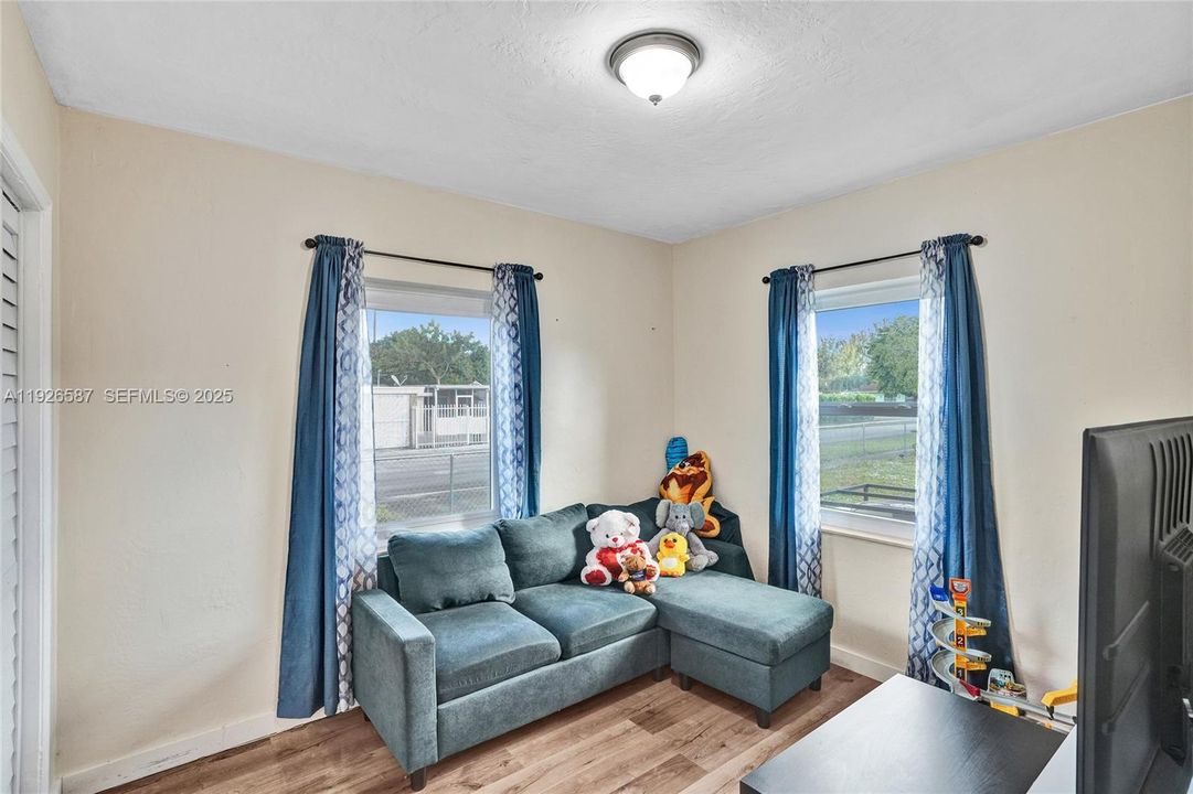 В аренду: $2,600 (2 спален, 1 ванн, 800 Квадратных фут)