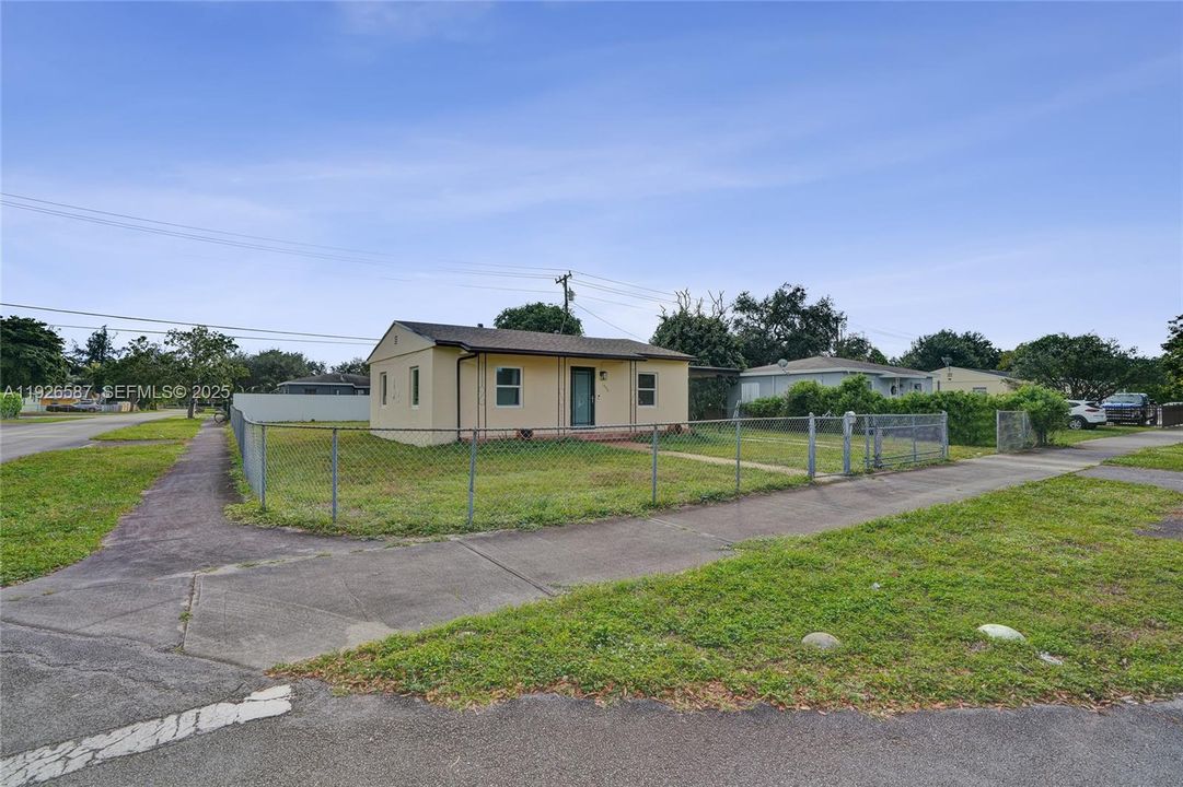 В аренду: $2,600 (2 спален, 1 ванн, 800 Квадратных фут)