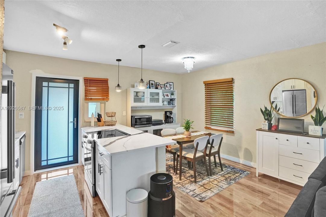 В аренду: $2,600 (2 спален, 1 ванн, 800 Квадратных фут)