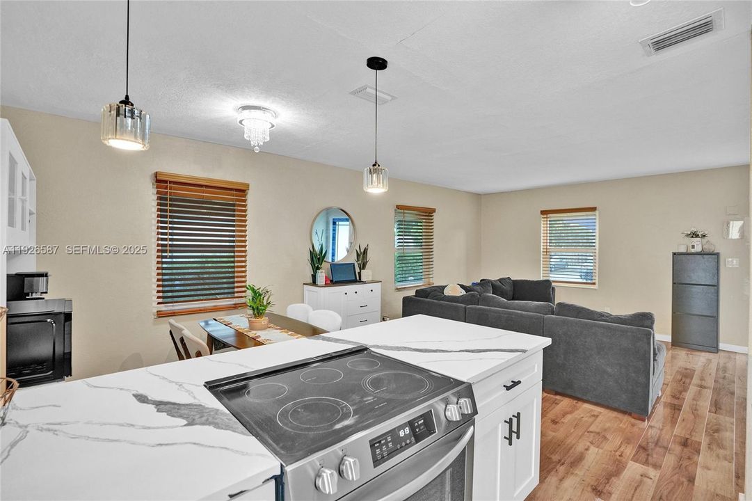 В аренду: $2,600 (2 спален, 1 ванн, 800 Квадратных фут)