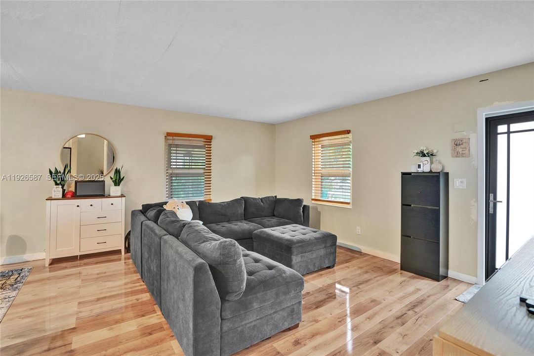 В аренду: $2,600 (2 спален, 1 ванн, 800 Квадратных фут)