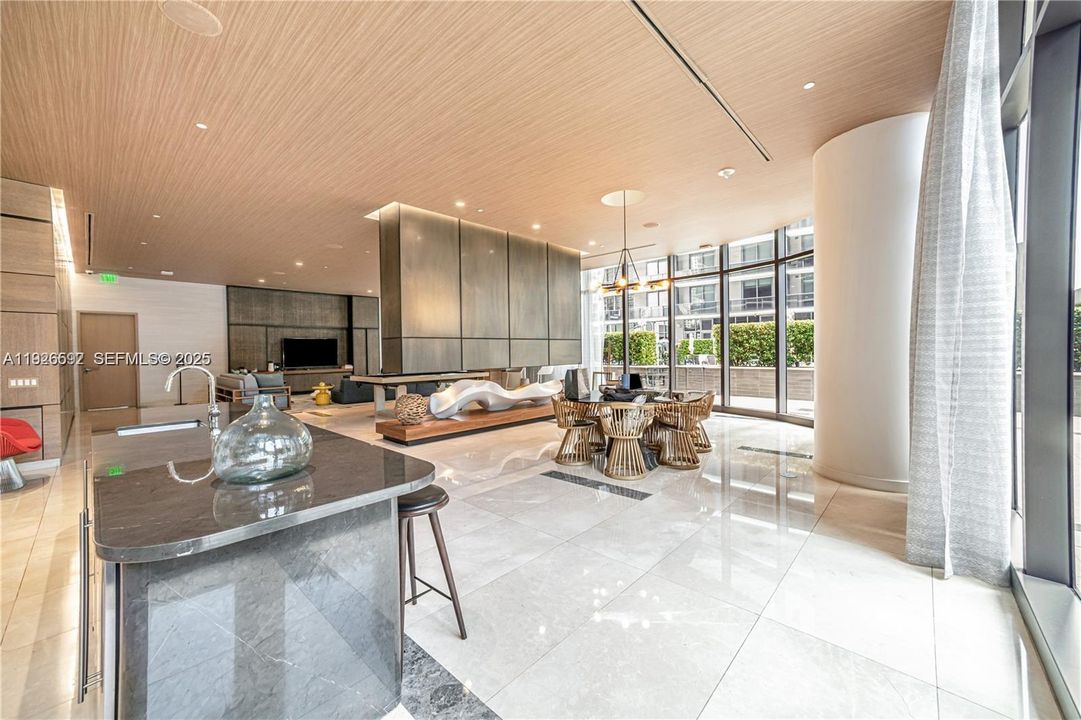 出租: $3,650 (1 贝兹, 1 浴室, 738 平方英尺)