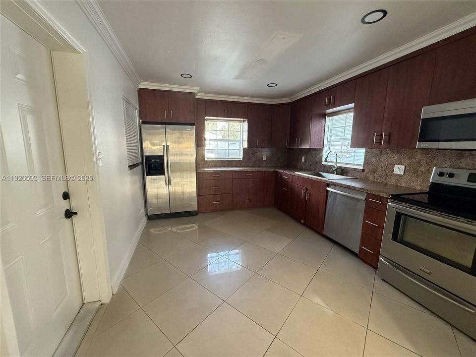 For Sale: $450,000 (3 beds, 1 baths, 1040 Square Feet)