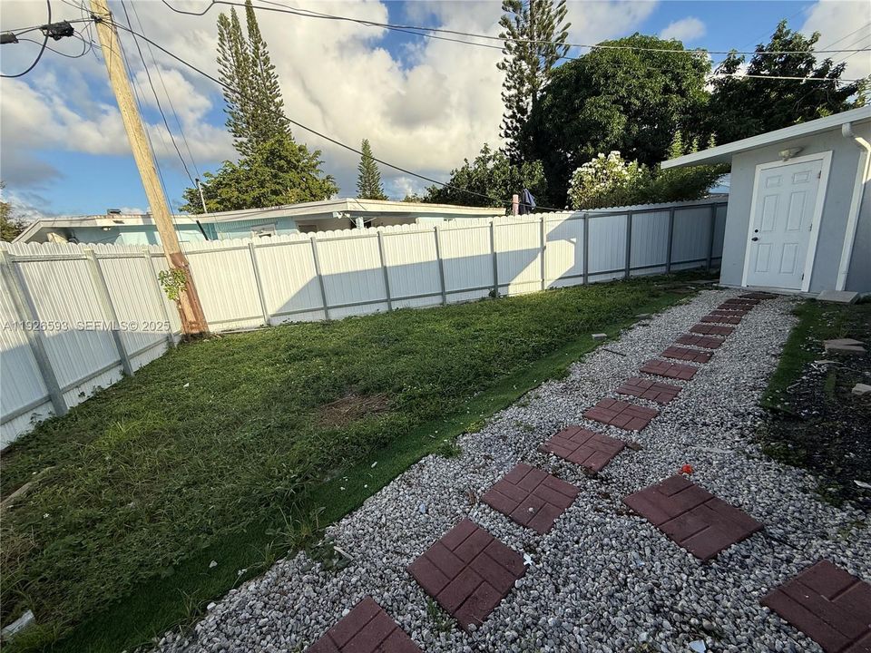 For Sale: $450,000 (3 beds, 1 baths, 1040 Square Feet)