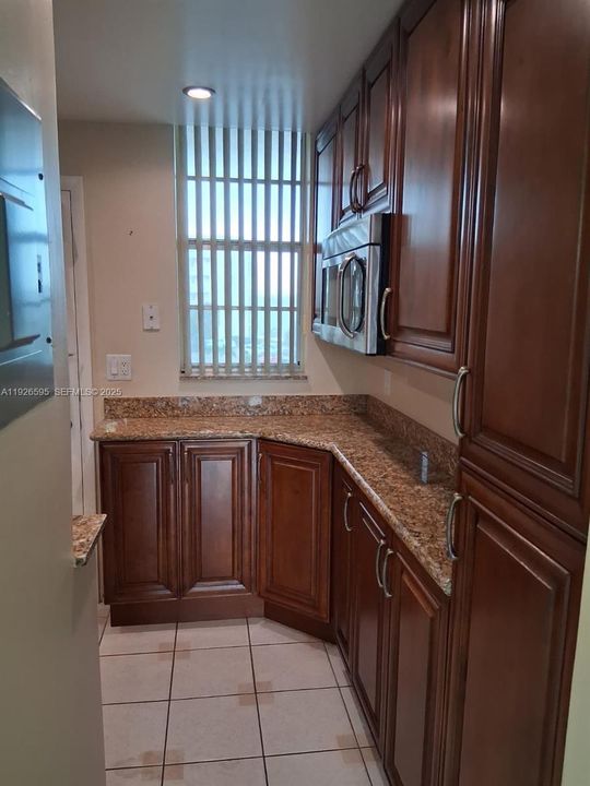 For Sale: $165,500 (1 beds, 1 baths, 768 Square Feet)