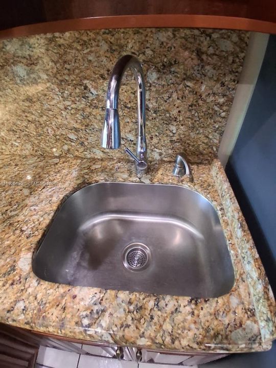 For Sale: $165,500 (1 beds, 1 baths, 768 Square Feet)