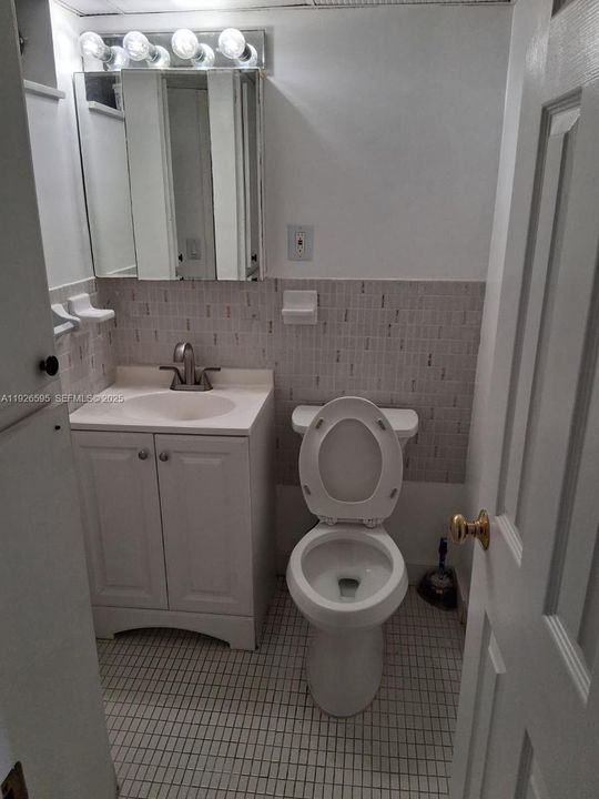 For Sale: $165,500 (1 beds, 1 baths, 768 Square Feet)