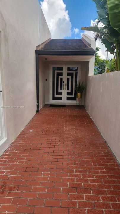 出租: $4,300 (4 贝兹, 2 浴室, 1928 平方英尺)