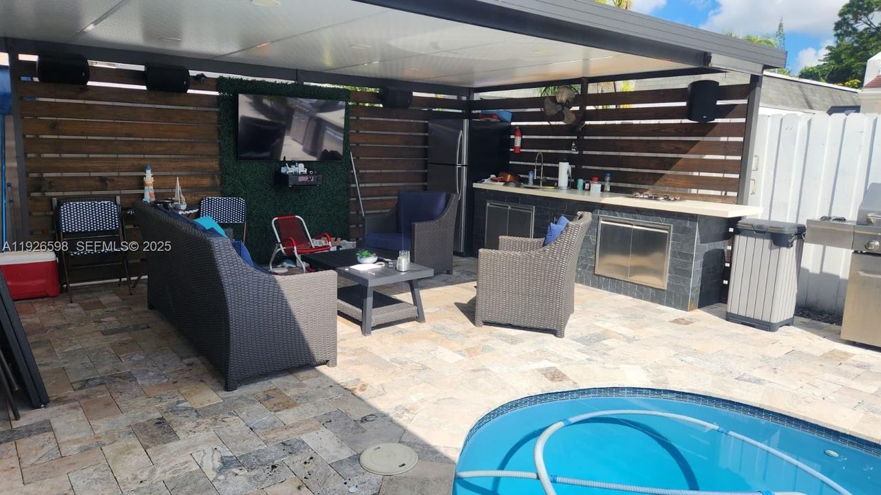 出租: $4,300 (4 贝兹, 2 浴室, 1928 平方英尺)