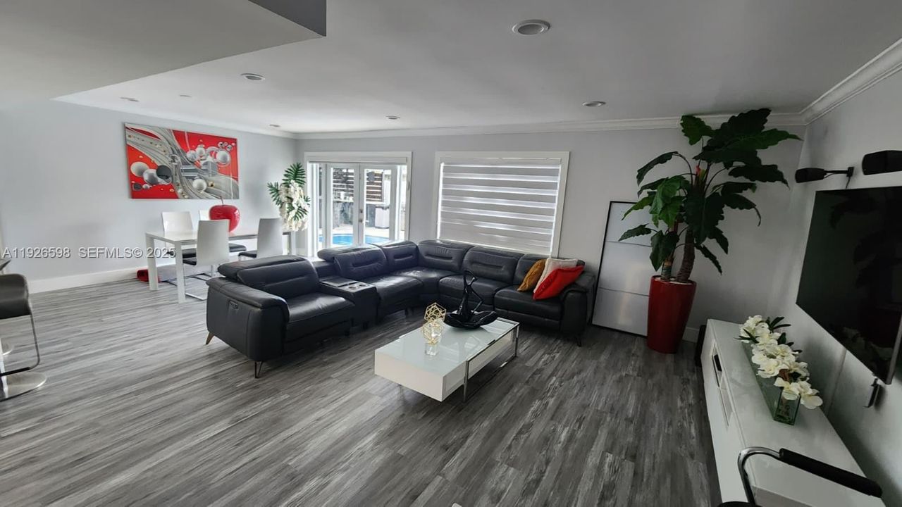 出租: $4,300 (4 贝兹, 2 浴室, 1928 平方英尺)