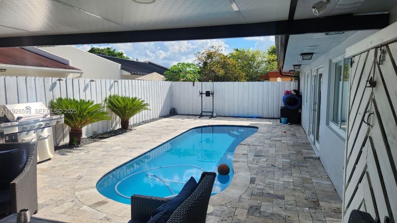 出租: $4,300 (4 贝兹, 2 浴室, 1928 平方英尺)