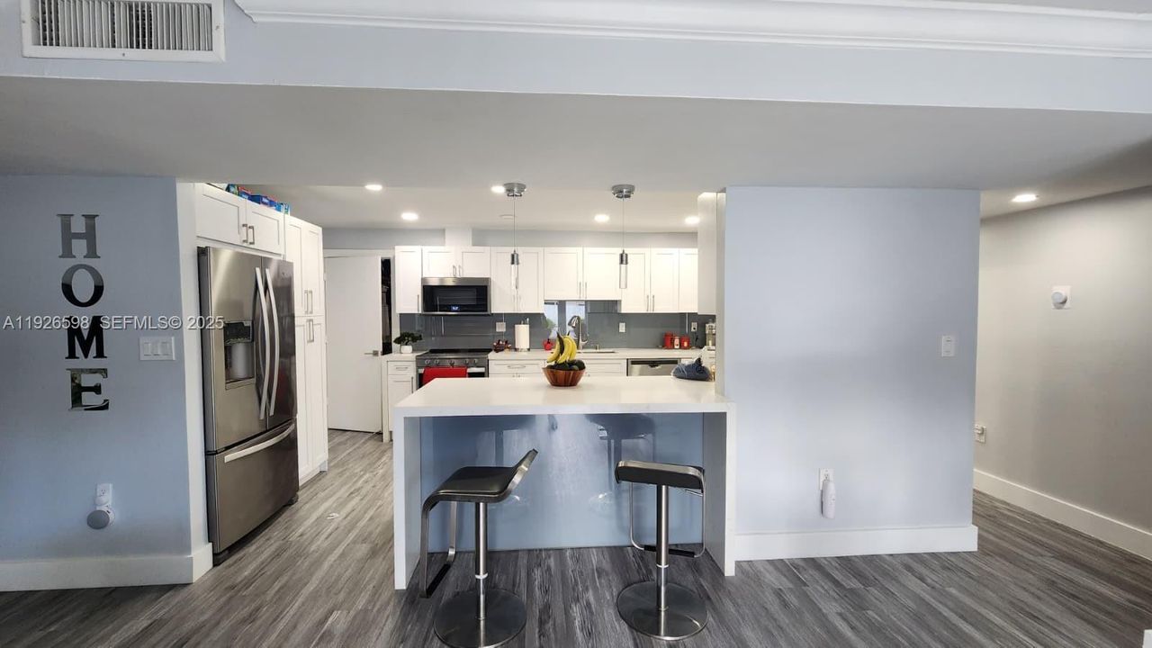 出租: $4,300 (4 贝兹, 2 浴室, 1928 平方英尺)