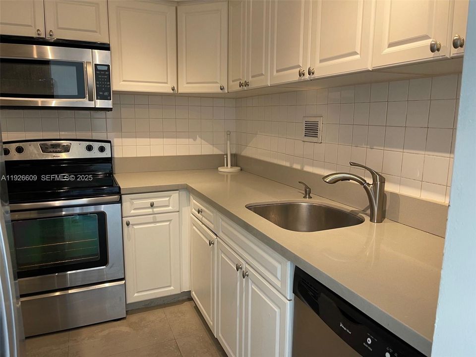 出租: $3,295 (1 贝兹, 1 浴室, 852 平方英尺)