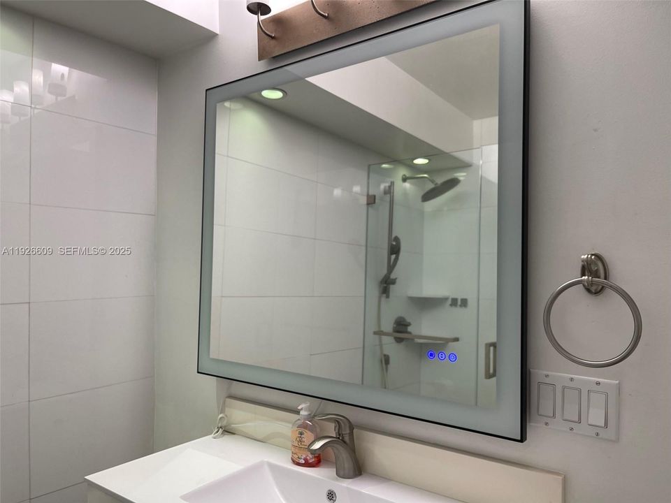 出租: $3,295 (1 贝兹, 1 浴室, 852 平方英尺)