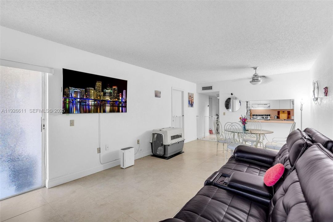 На продажу: $179,999 (1 спален, 1 ванн, 820 Квадратных фут)