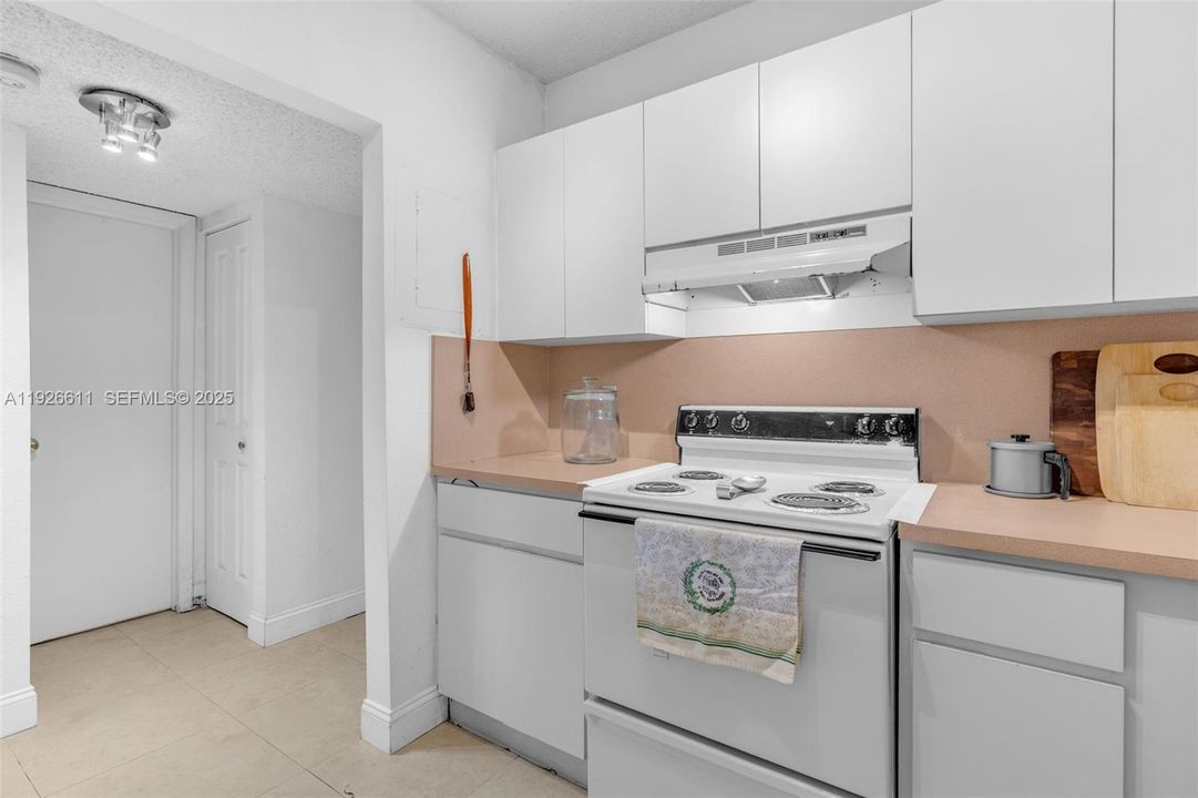 На продажу: $179,999 (1 спален, 1 ванн, 820 Квадратных фут)