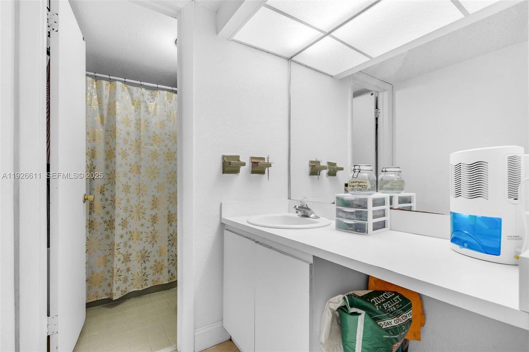 На продажу: $179,999 (1 спален, 1 ванн, 820 Квадратных фут)