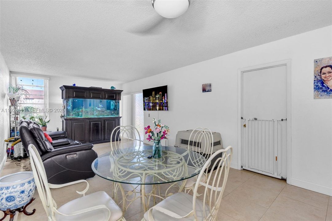 На продажу: $179,999 (1 спален, 1 ванн, 820 Квадратных фут)