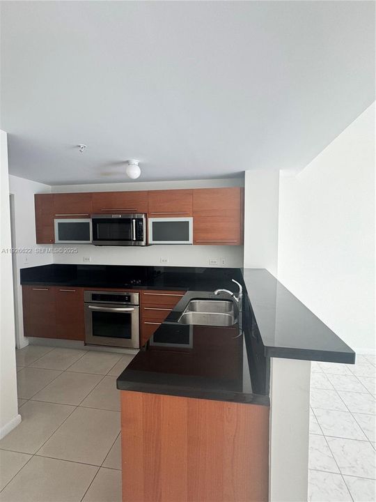 В аренду: $2,800 (1 спален, 1 ванн, 806 Квадратных фут)