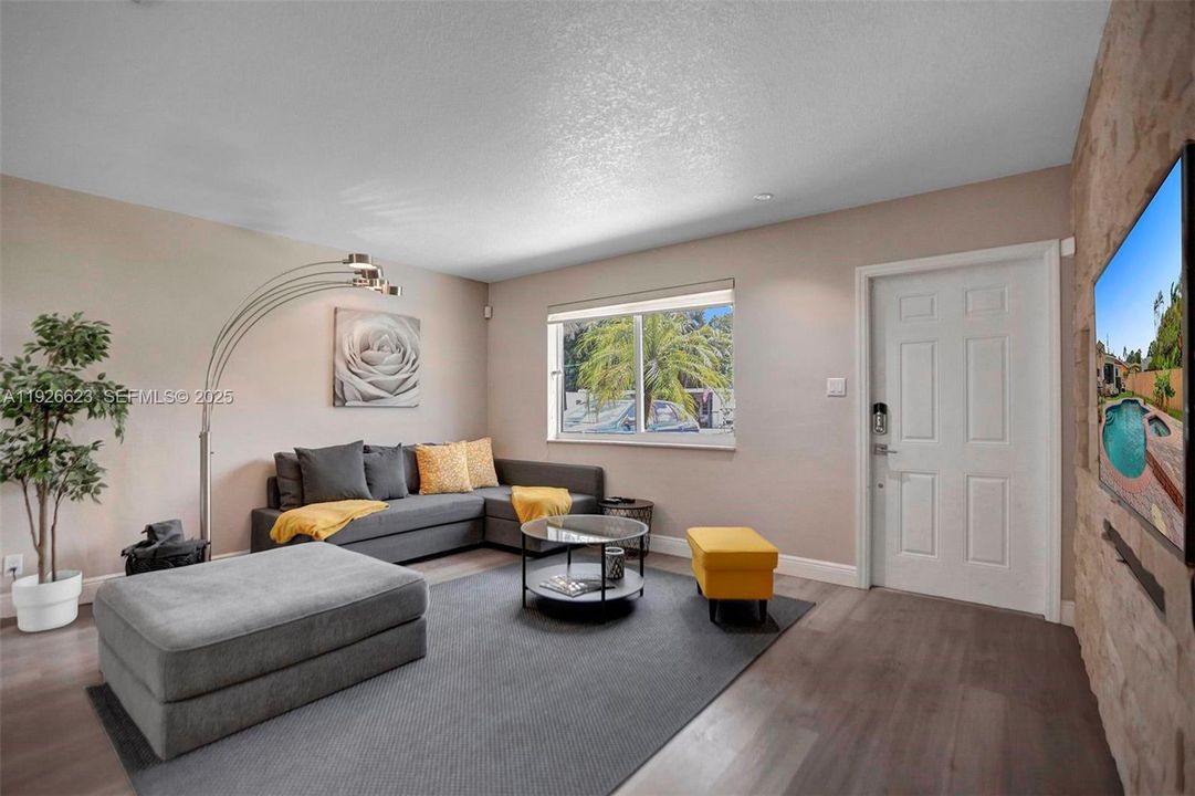 出租: $4,500 (3 贝兹, 2 浴室, 1430 平方英尺)