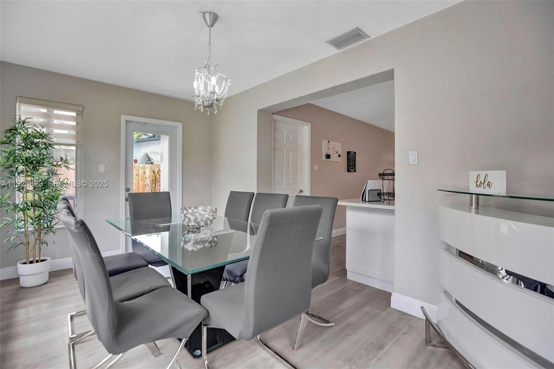 出租: $4,500 (3 贝兹, 2 浴室, 1430 平方英尺)