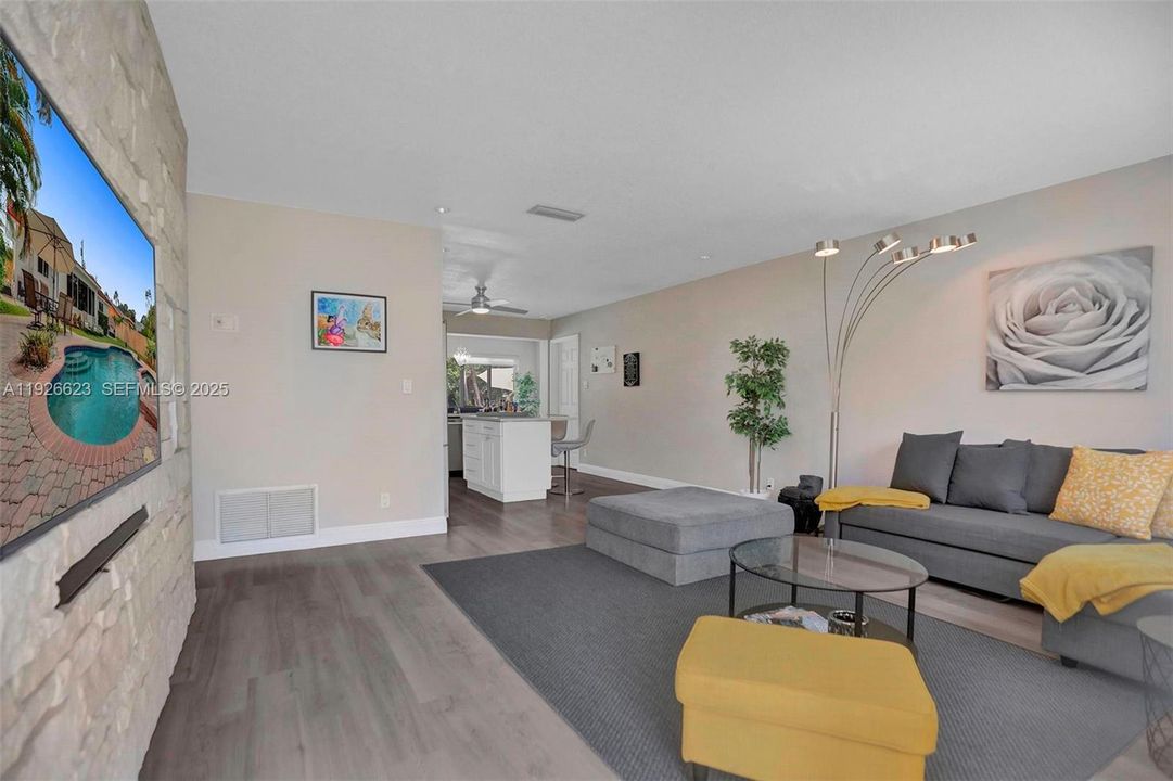 出租: $4,500 (3 贝兹, 2 浴室, 1430 平方英尺)