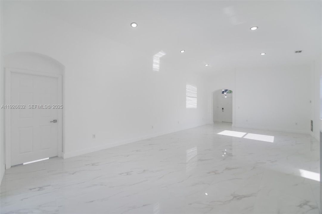 В аренду: $3,800 (3 спален, 2 ванн, 1739 Квадратных фут)