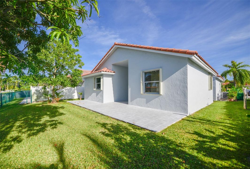 В аренду: $3,800 (3 спален, 2 ванн, 1739 Квадратных фут)