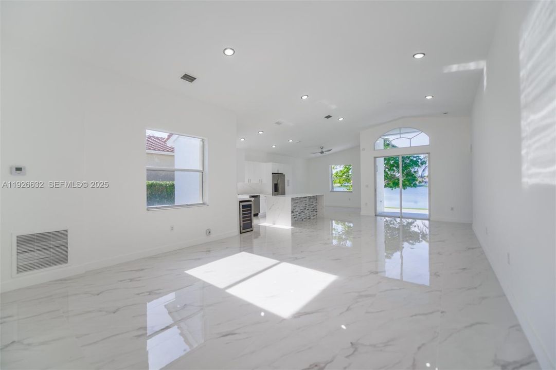 В аренду: $3,800 (3 спален, 2 ванн, 1739 Квадратных фут)