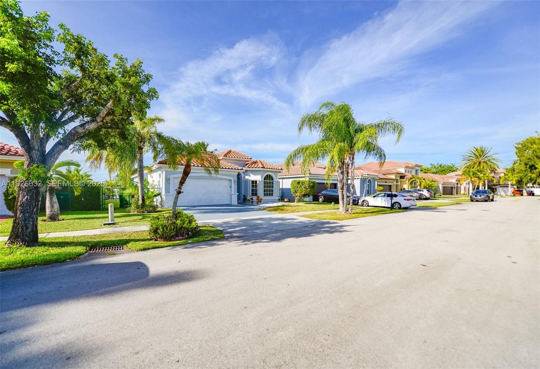 В аренду: $3,800 (3 спален, 2 ванн, 1739 Квадратных фут)