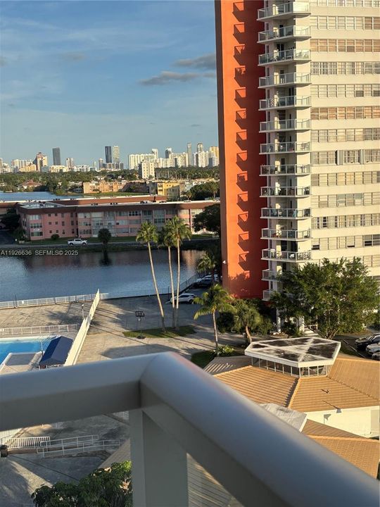 For Sale: $139,000 (1 beds, 2 baths, 861 Square Feet)